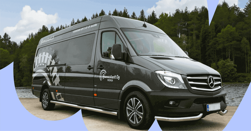 Mapon client Ajomestarit black delivery van with a forest in the background.