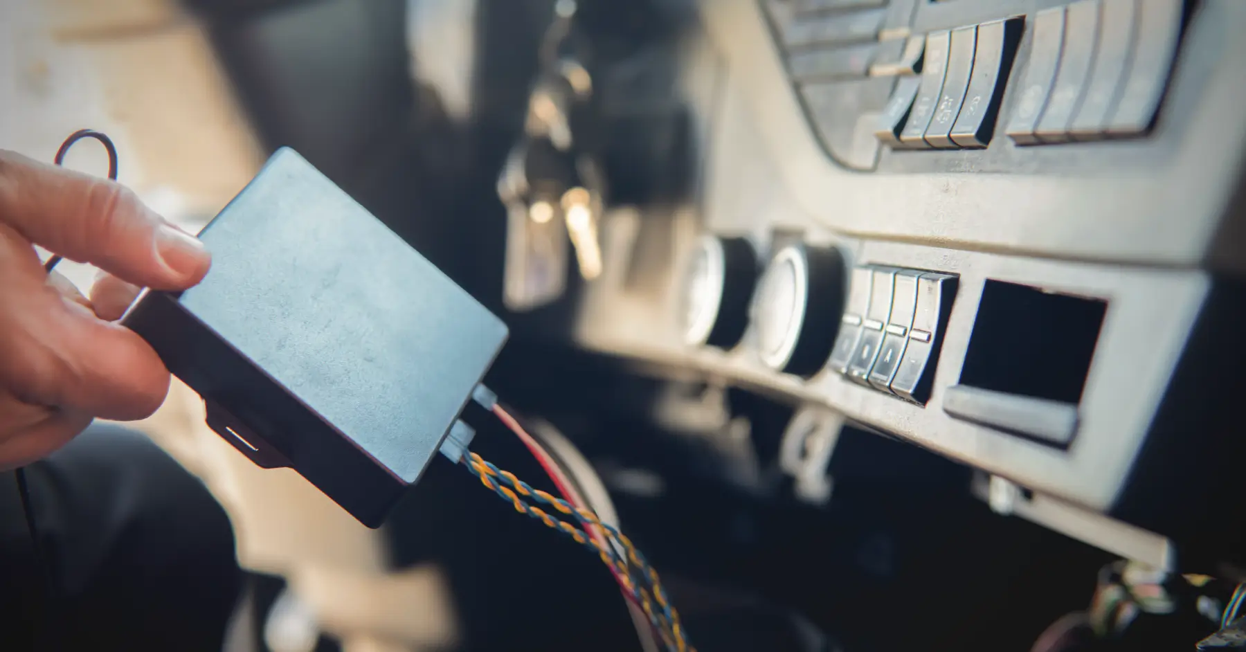 FMS interface and Mapon Expert device for safe data output from heavy trucks.