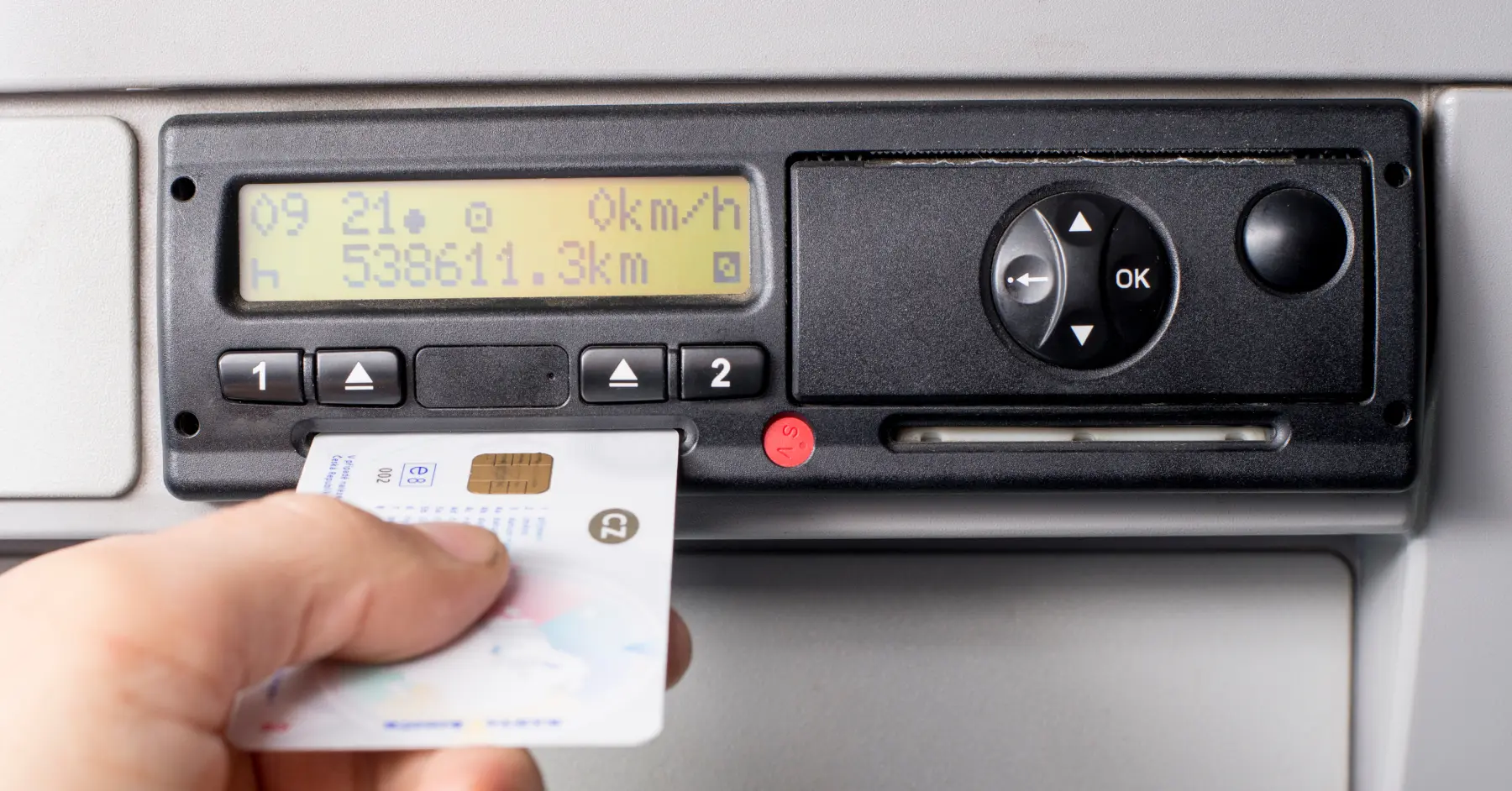 Savstarpēji saistīta melna Mapon Expert ierīce, digitālais tahogrāfs un kravas transportlīdzeklis.