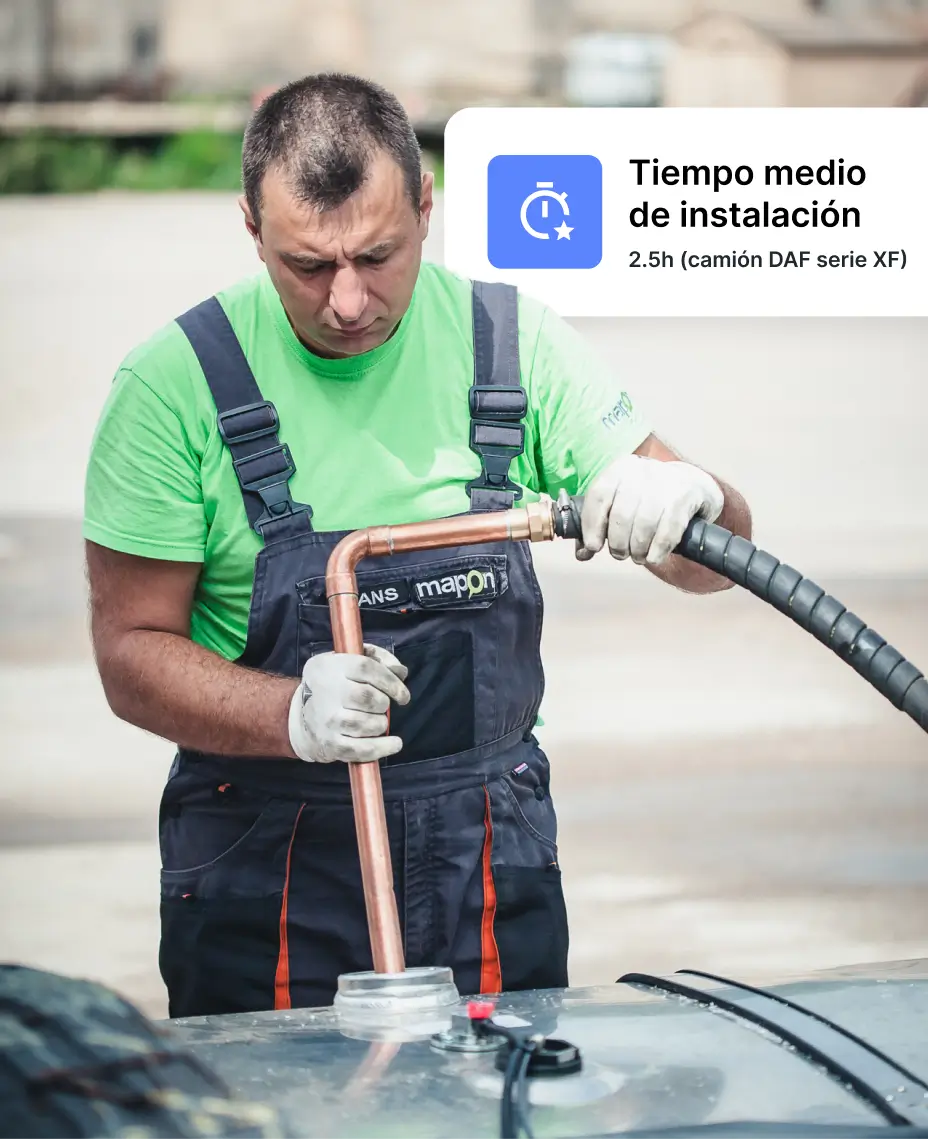 Un técnico de Mapon con camiseta verde, mono con el logotipo de Mapon y guantes blancos, instalando un sistema de seguimiento de combustible.
