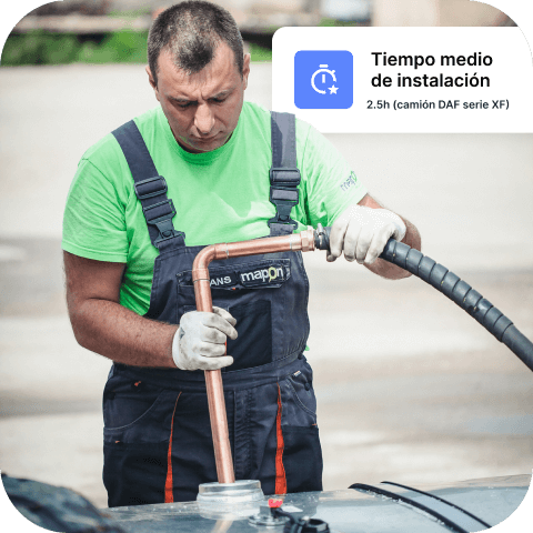 Un técnico de Mapon con camiseta verde, mono con el logotipo de Mapon y guantes blancos, instalando un sistema de seguimiento de combustible.