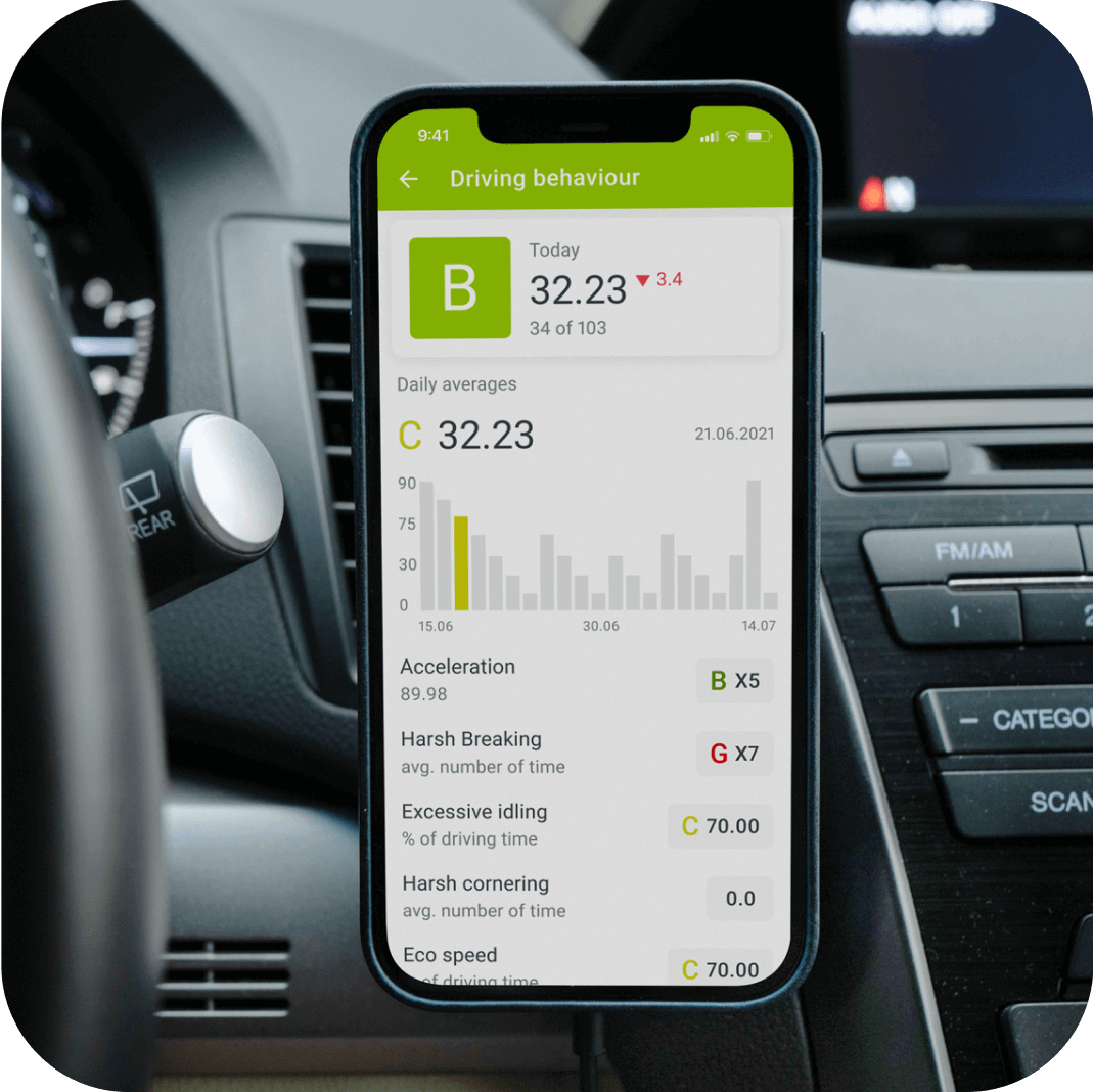 En smartphone med Mapon Go-applikationen åben i sektionen Kørselsadfærd.