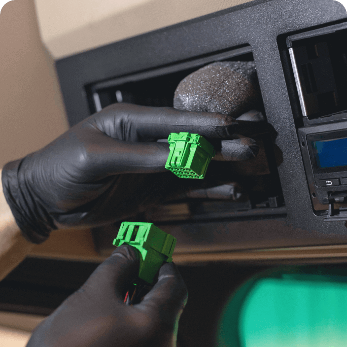 A Mapon technician connects the FMS connector of the device to the FMS connector of the vehicle.