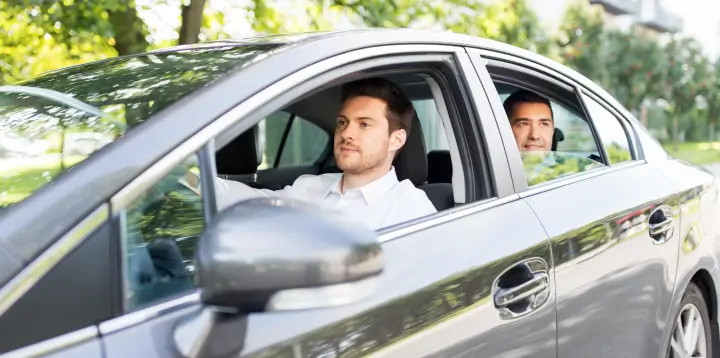 Dos personas en un coche de VTC