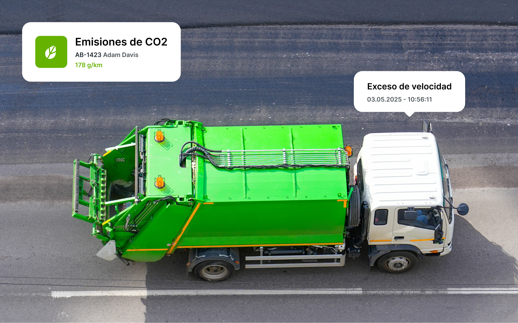 Vista aérea de un camión de residuos verde con alertas de emisiones de CO₂ y velocidad, que ilustra datos de conducción ecológica en el monitoreo de flotas para la gestión de residuos.