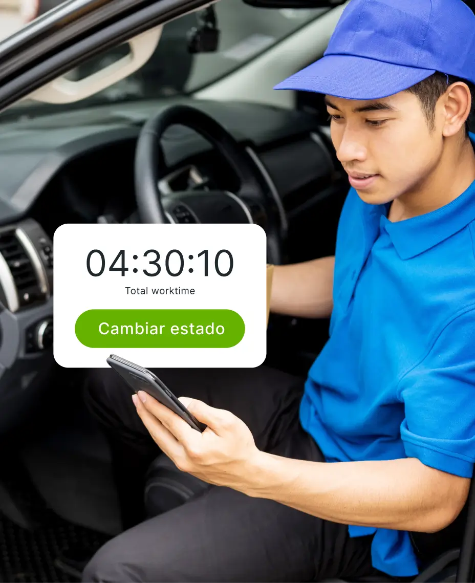 Pristatymo vairuotojas tikrina darbo laiko stebėjimo programėlę transporto priemonėje – mobilus transporto parko darbo jėgos valdymas realiuoju laiku