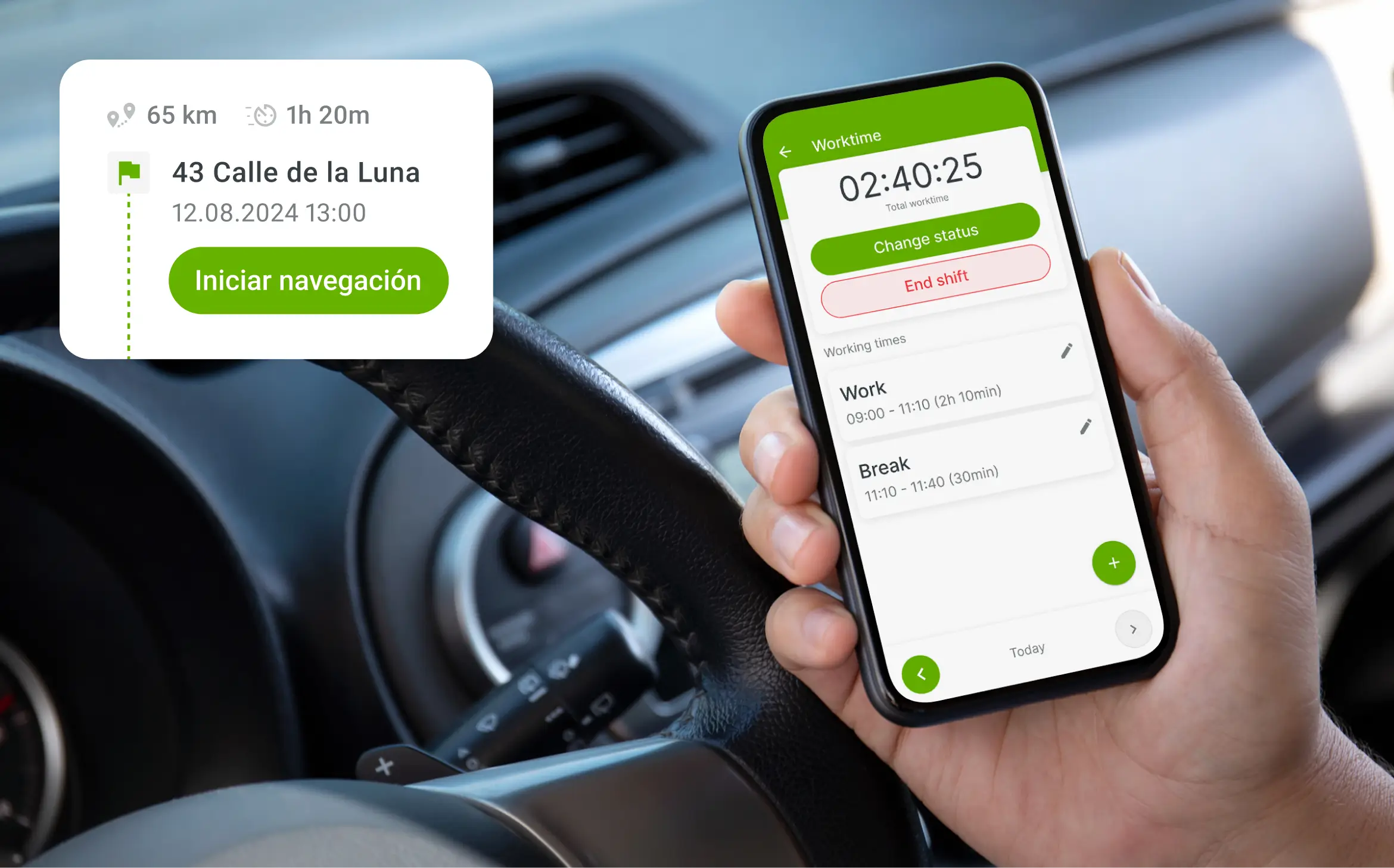 Un conductor sentado en el coche y sujetando un teléfono que tiene una aplicación de seguimiento del tiempo de Mapon.