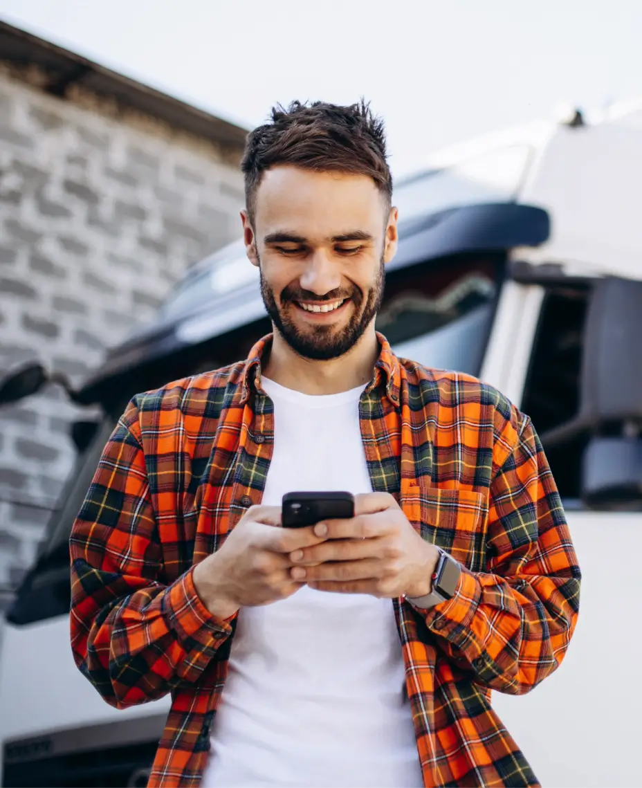 Noormees vaatab oma nutitelefoni, millele on paigaldatud Mapon Driveri mobiilirakendus juhtidele.