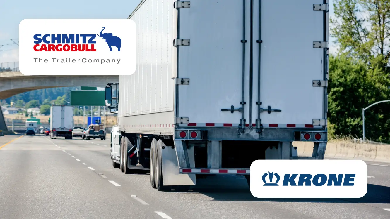 Vilcējs brauc pa lielceļu ar baltu piekabi, kurai apkārt ir Schmitz Cargobull un KRONE logotipi.