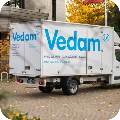 Una furgoneta de un cliente de Mapon Vedam.lv, equipada con sistemas de cámaras para flotas.
