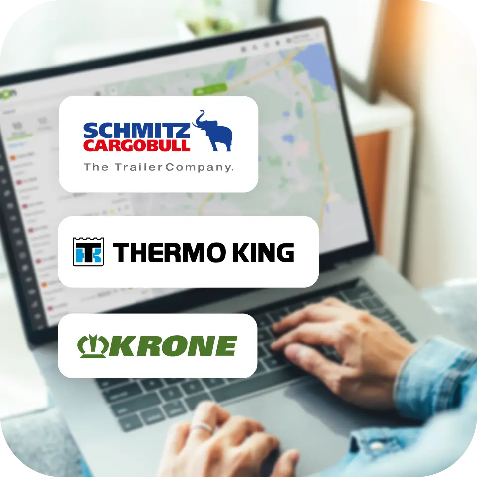 Eine Person mit einem Laptop geöffnet im Abschnitt „Live-Karte“ der Mapon-Plattform. Logos von Schmitz Cargobull, Thermo King und Krone sind über das Bild gelegt.