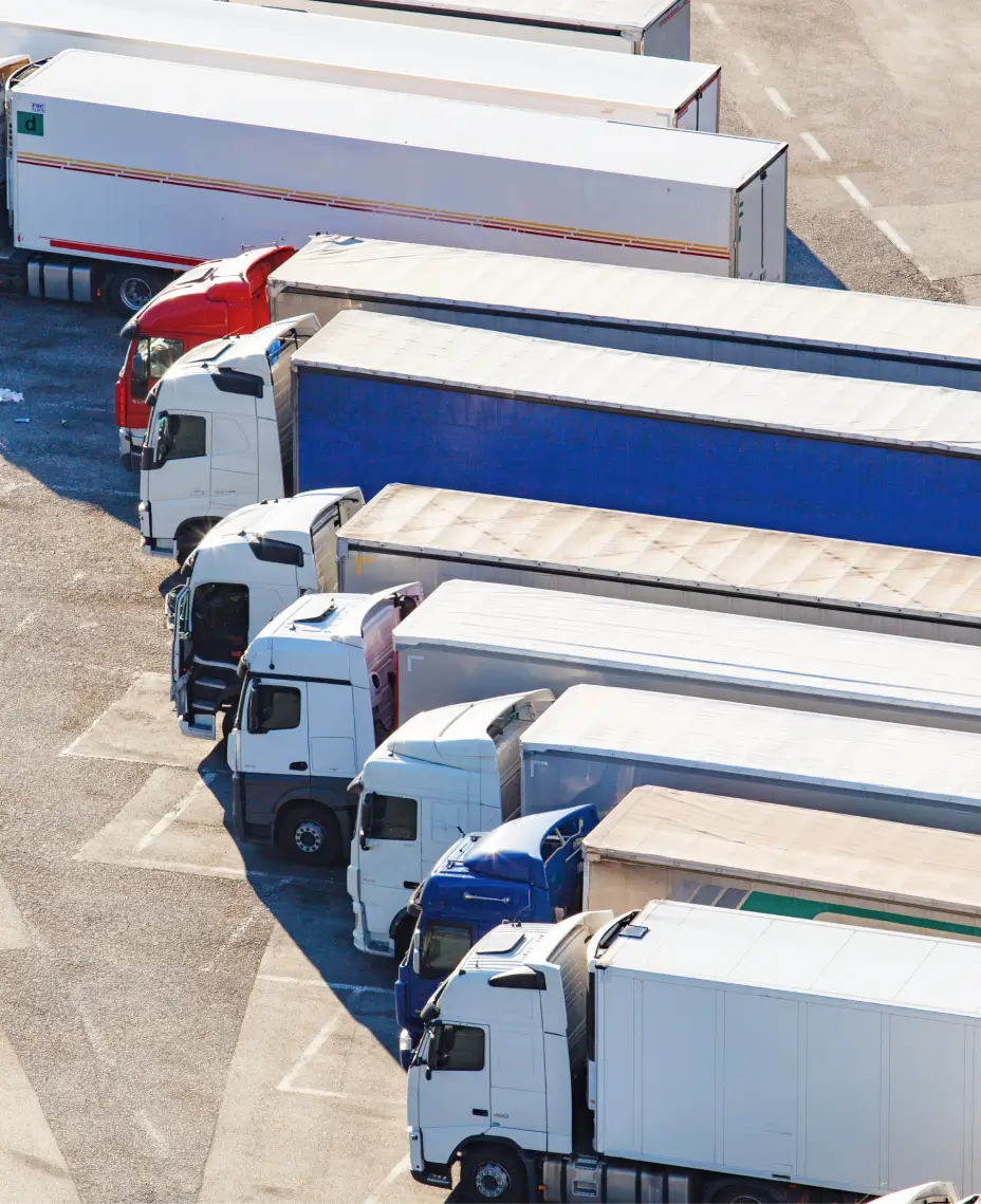 "Kravas automašīnas un dažādi autoparka transportlīdzekļi ceļā – autoparki, kuriem dos labumu pielāgots Mapon Custom abonēšanas plāns.   "