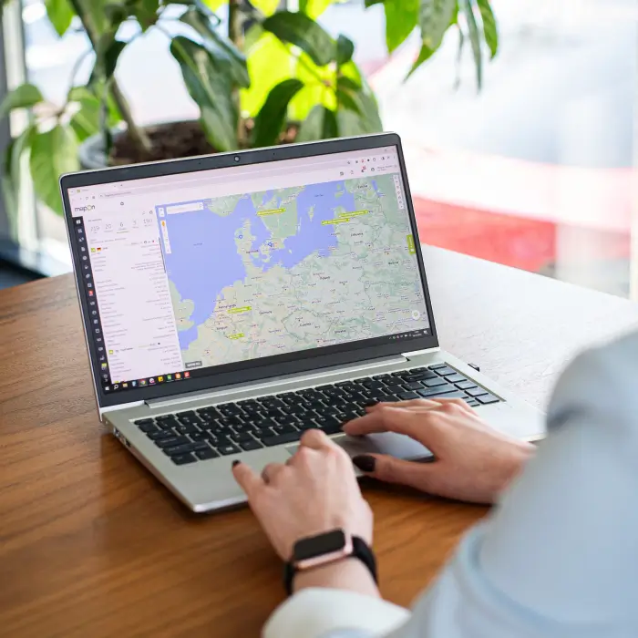 En bærbar computer med Mapon-platformens livekort åbent.