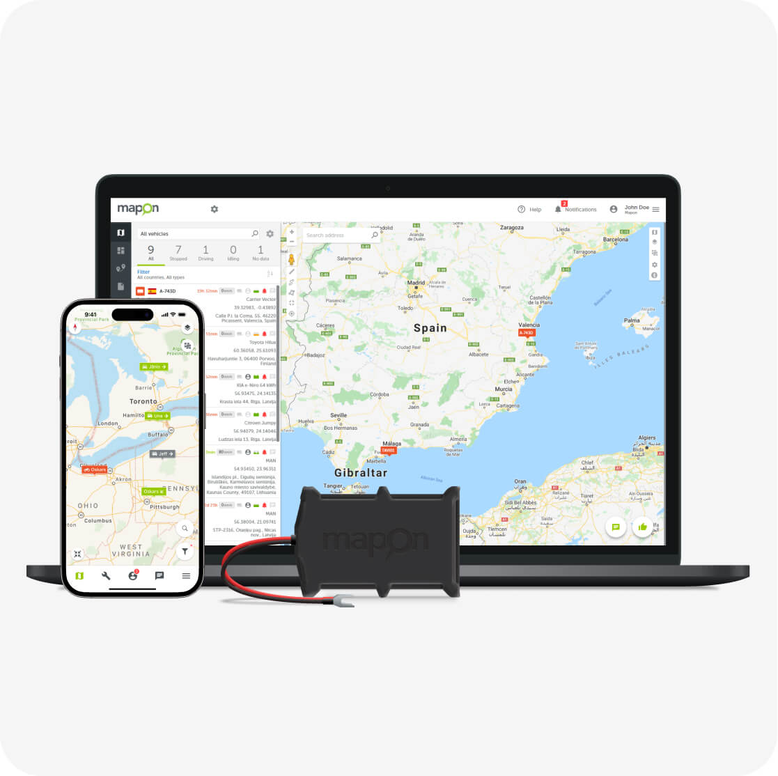 Maponi platvorm on avatud sülearvutis ja selle kõrval on mobiil koos Mapon Basic GPS-jälgimisseadmega.