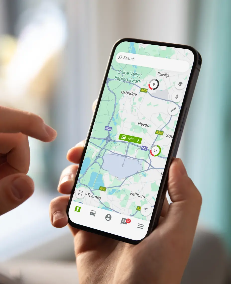 Smartphone som visar Mapon-appen med funktioner som ruttplanering, meddelanden och tidrapporter; ikonerna lyfter fram dess allt-i-ett-funktionalitet.