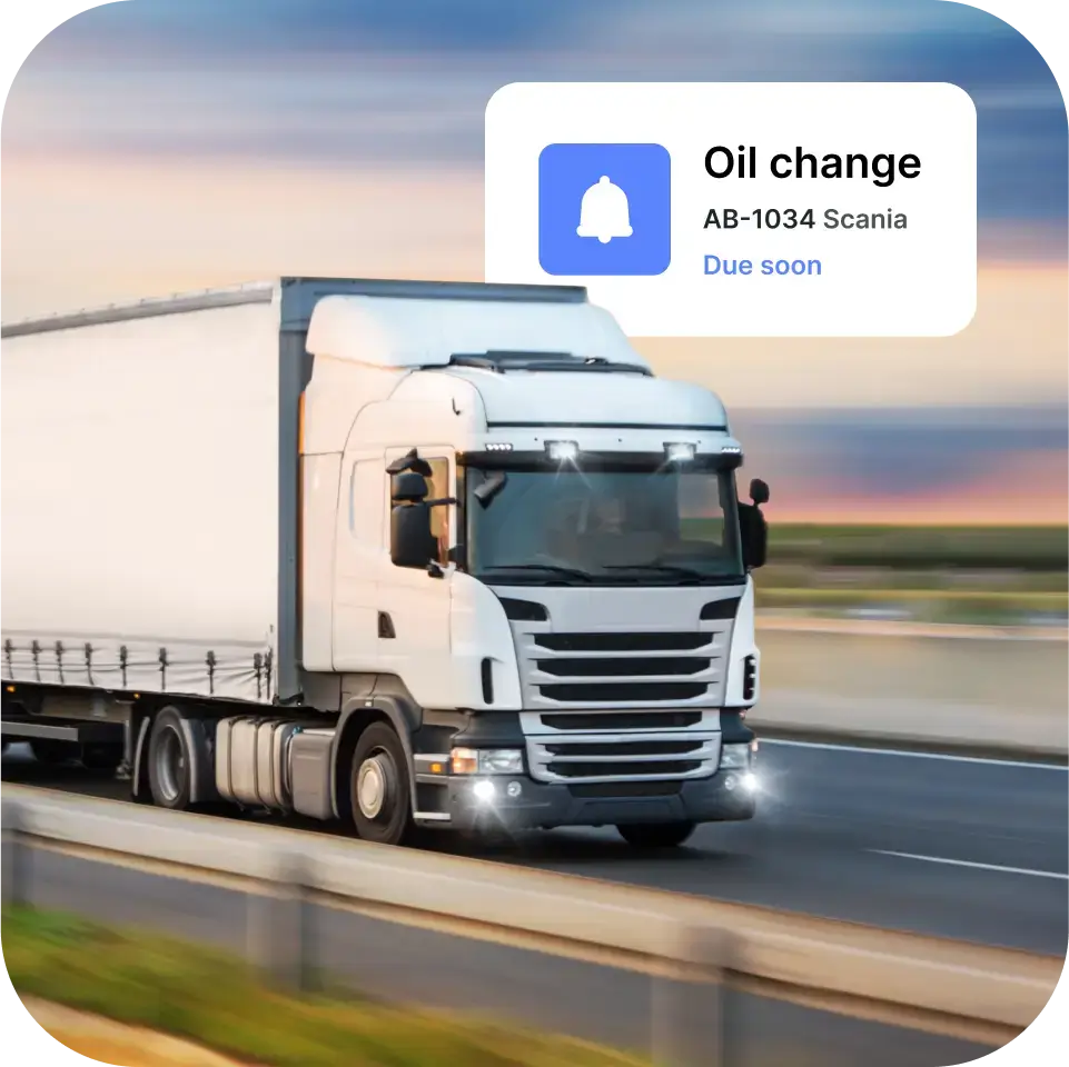 Hvid Scania-lastbil kører på motorvejen ved solnedgang med en digital advarsel, der viser teksten: "Olieskift, AB-1034 Scania, Snart forfald."