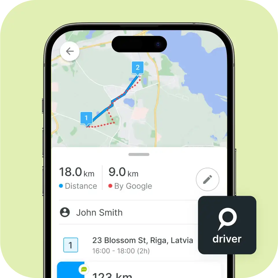 Išmaniojo telefono ekrane rodoma „Mapon Driver“ programėlė su maršruto žemėlapiu, atstumo palyginimu ir sustojimo informacija apie John Smith Rigoje, Latvijoje.