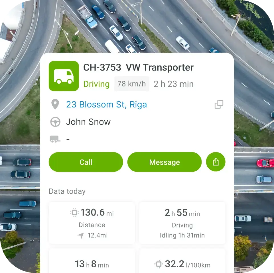 Eismo vaizdas iš oro su perdanga, kurioje rodomi transporto priemonės CH-3753 VW Transporter duomenys: buvimo vieta, greitis, vairuotojo vardas ir vairavimo statistika.
