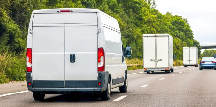 Taksi parko valdymas – keletas geltonų taksi, sustatytų eilėje, pasirengę išvykti į miesto aplinką.