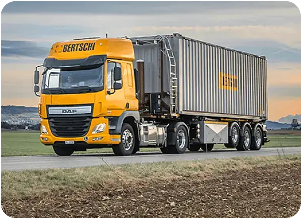 Oranžinis „Bertschi“ transporto įmonės tolimųjų reisų sunkvežimis