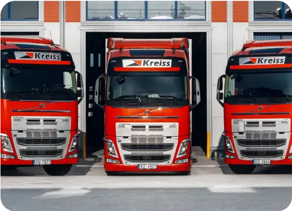 Trys raudoni „Kreiss“ transporto įmonės tolimųjų reisų sunkvežimiai