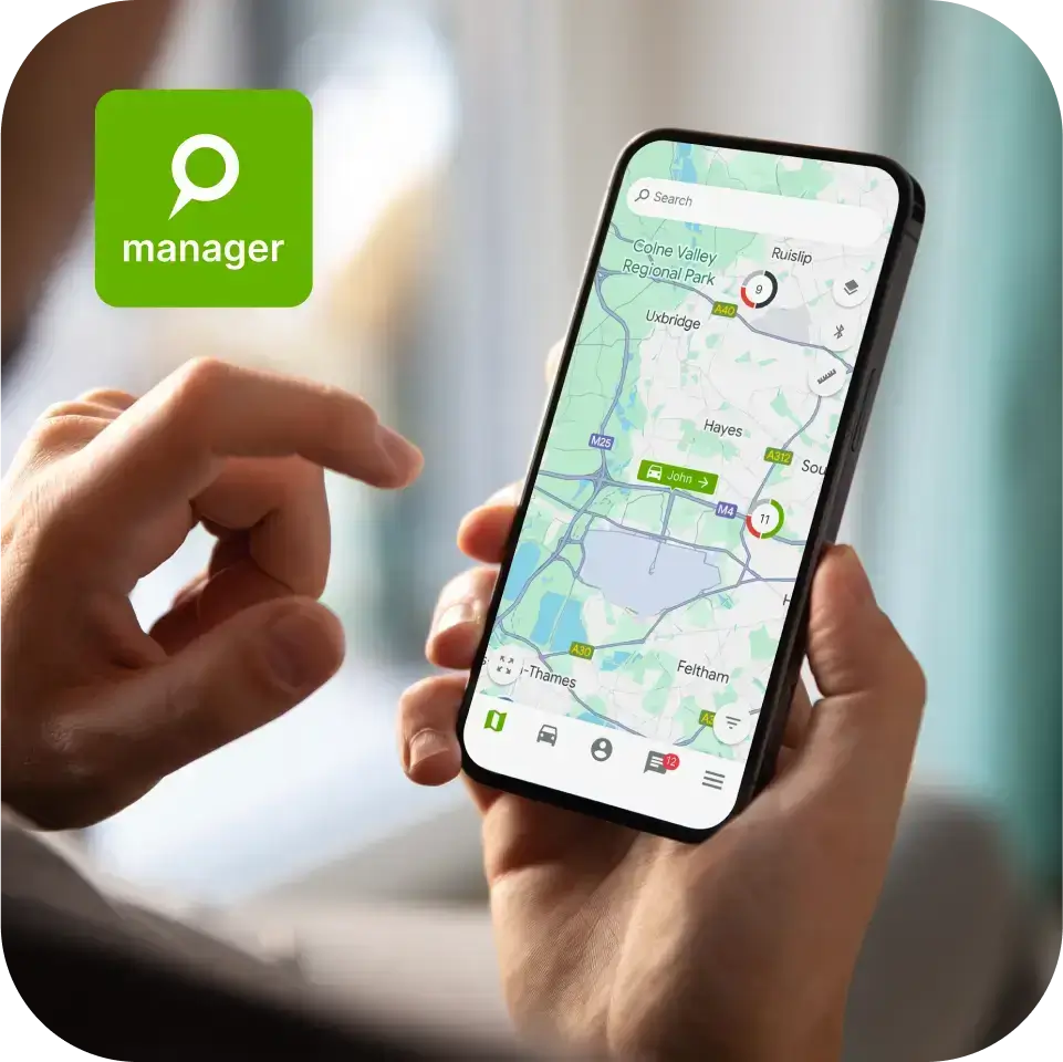 Smartphone mostrando la app de Mapon con funciones como planificación de rutas, mensajería y control de horas trabajadas; los iconos destacan su funcionalidad todo en uno.