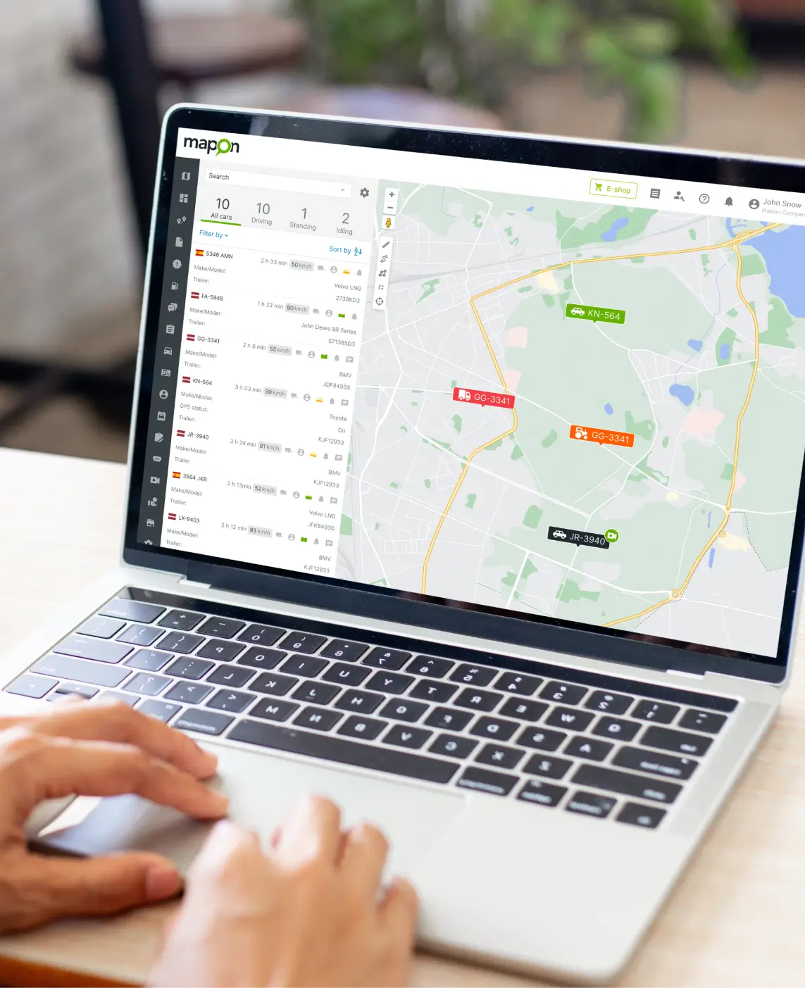 En vagnparksansvarig använder Mapons plattform på en laptop.
