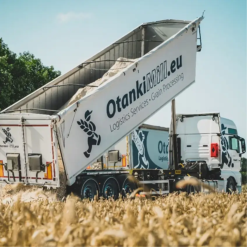 Otanki Mill kravas automašīna izkrauj graudus laukā – aprīkota ar Mapon telemātiku lauksaimniecības autoparka izsekošanai, ražas loģistikai un aprīkojuma uzraudzībai.