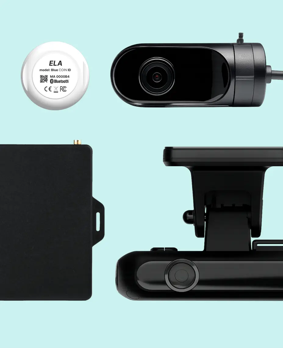Vista cenital de varios dispositivos de gestión de flotas, incluidos una cámara frontal, una unidad de rastreo y un sensor Bluetooth, sobre un fondo azul claro.