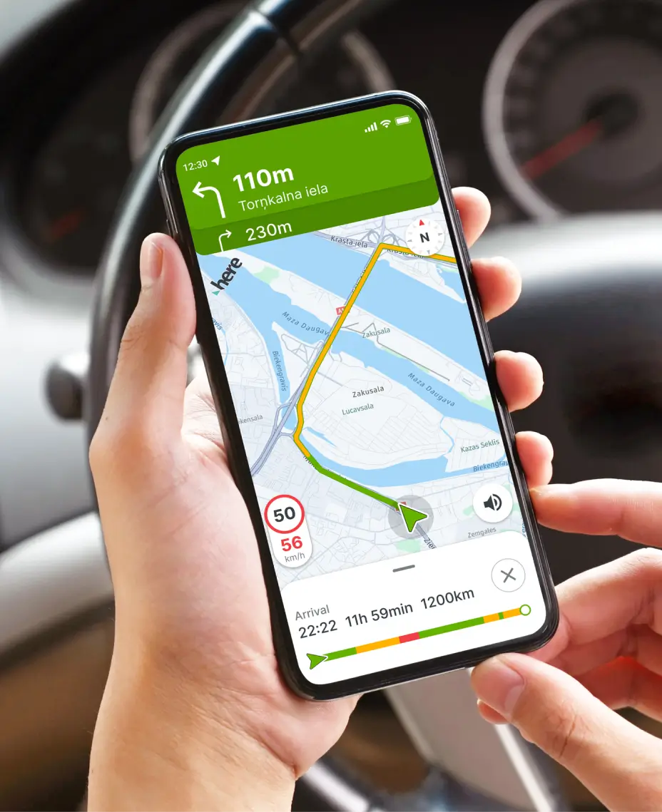 Leveransförare använder mobilappen för att kontrollera planerad rutt och instruktioner från arbetsledaren.