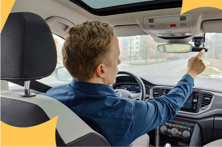 Chauffør justerer frontvendt dashcam til lastbil og understreger videotelematikkens rolle i moderne dashcams til flåder.