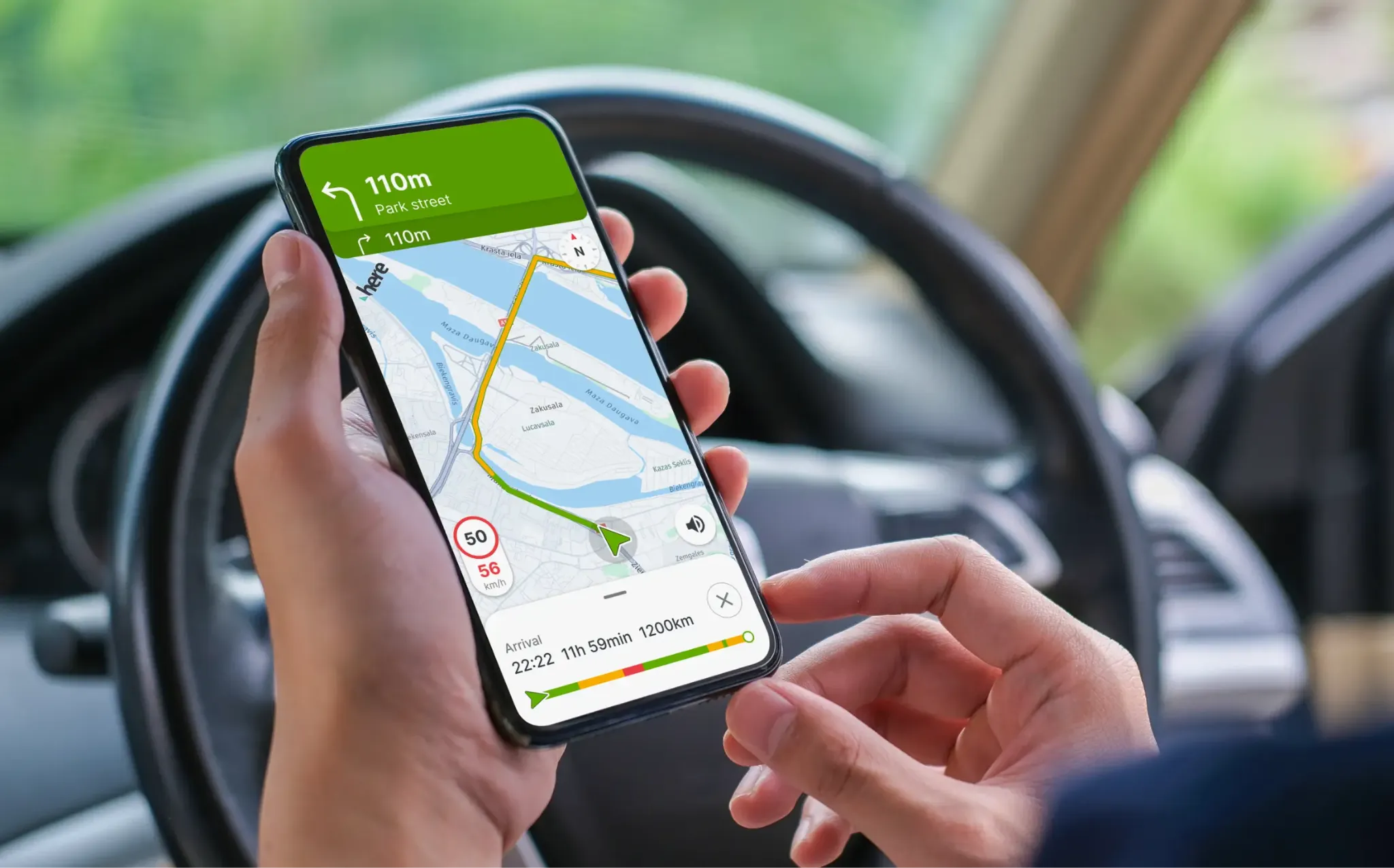 Foto på en mobil med navigationen öppen i Mapon Driver-appen.