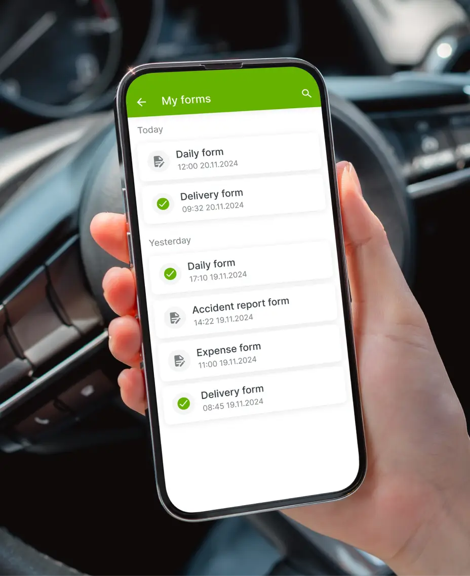 Foto på en mobil med formulärsektionen öppen i Mapon Driver-appen.