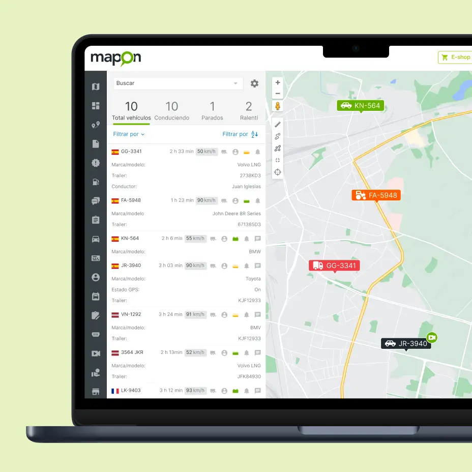 Interfaz de mapa en vivo en la plataforma de gestión de flotas de Mapon, mostrando vehículos, detalles de conductores e información de remolques para el seguimiento de flotas en tiempo real.