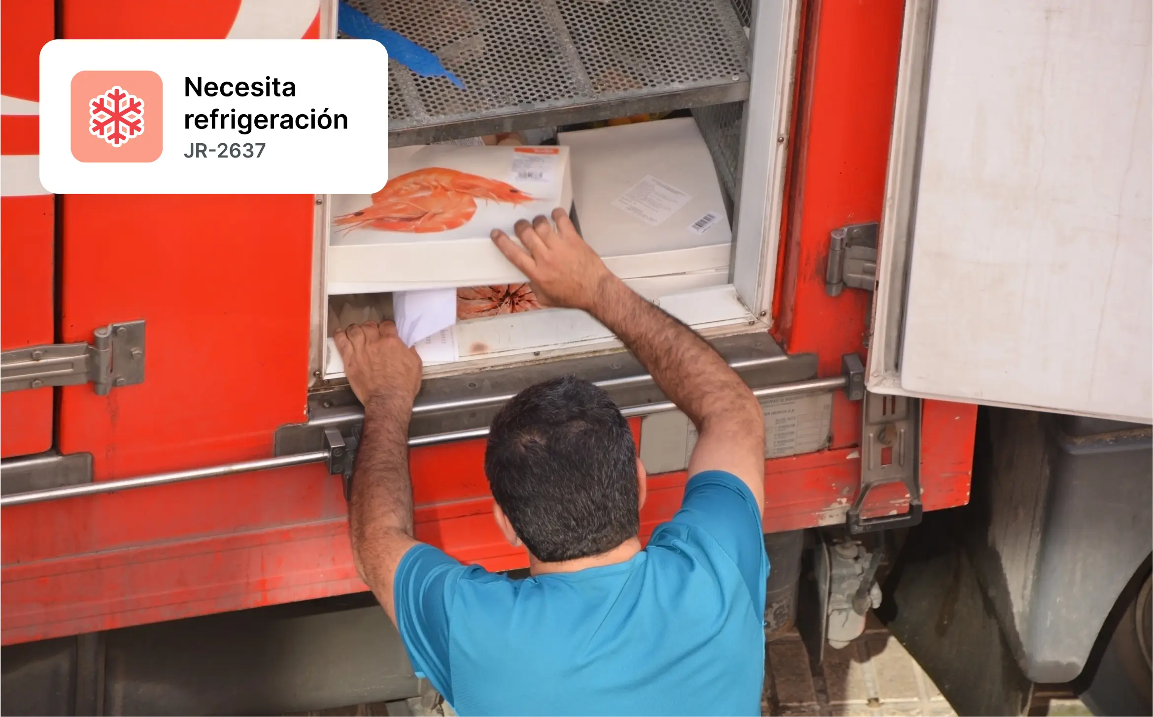 Trabajador colocando cajas de mariscos en un camión refrigerado con una alerta de "Necesita enfriamiento" mostrada.