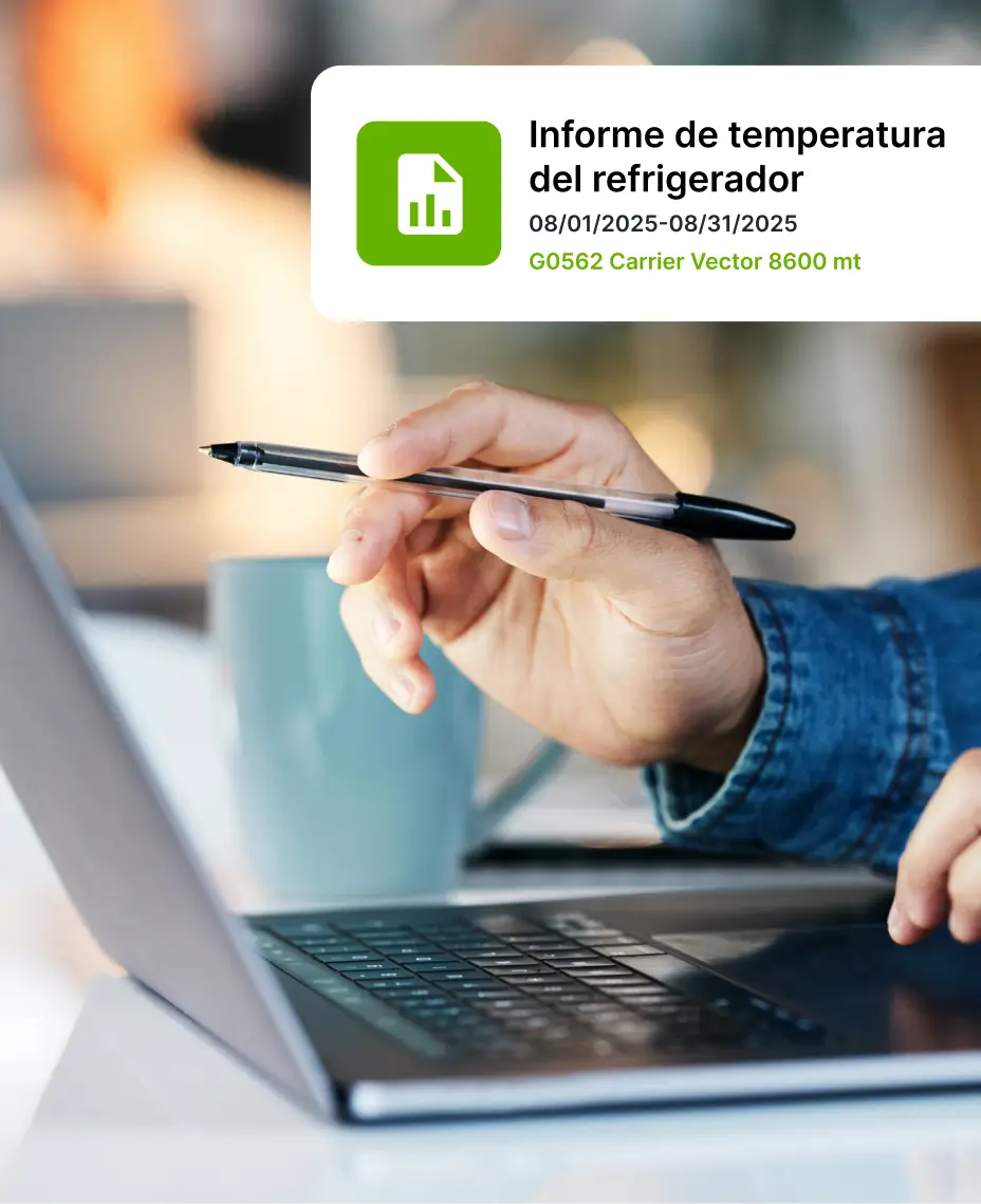 Persona revisando datos en un portátil con una alerta de "Informe de temperatura del refrigerador" mostrada.