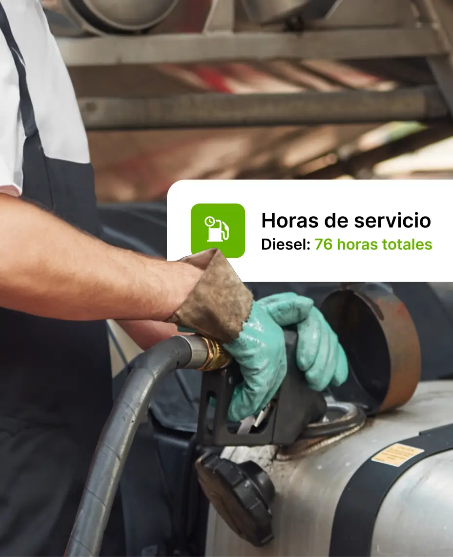 Mecánico repostando un camión con una superposición de datos de "Horas de funcionamiento diésel