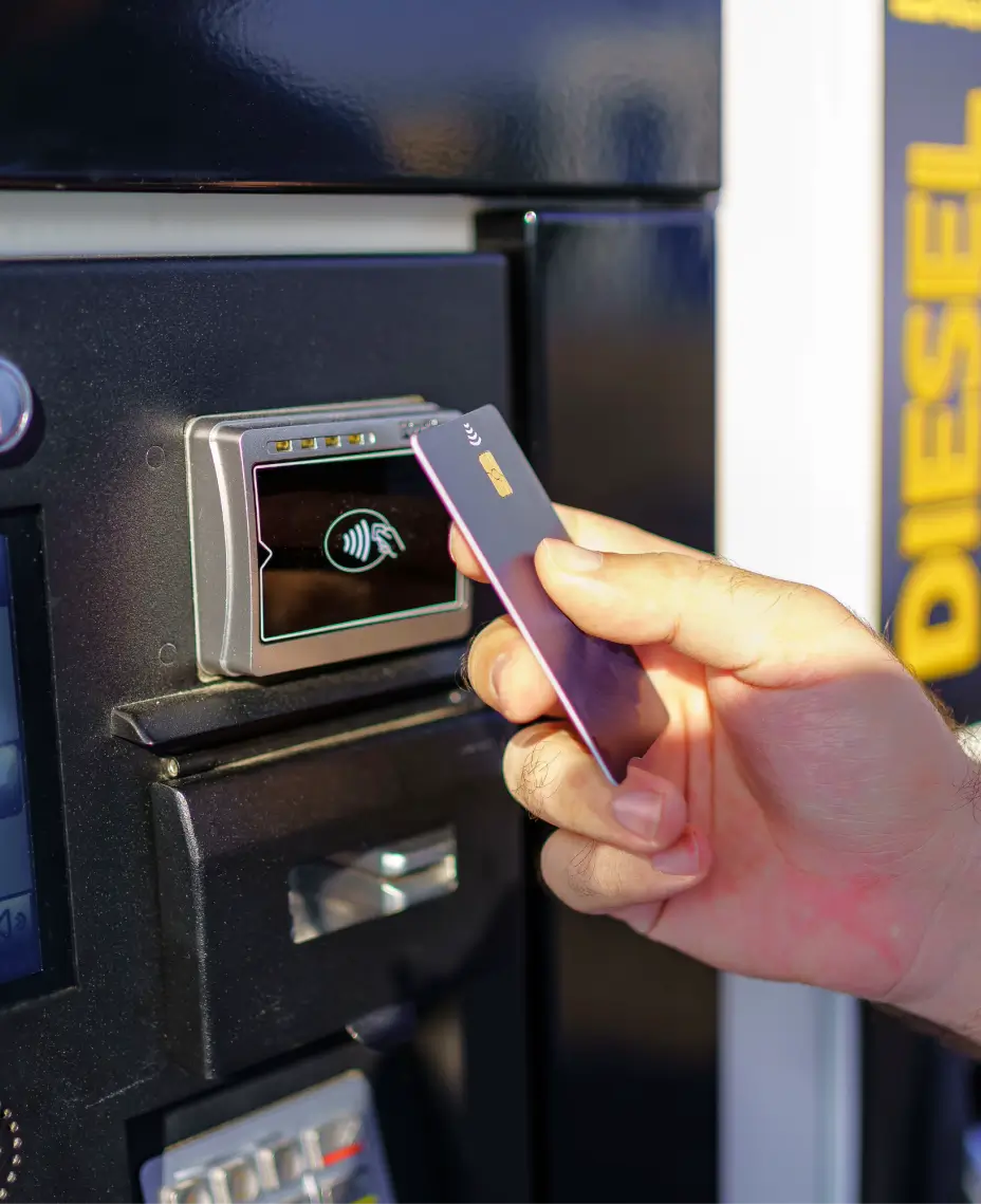 Sistema de gestión de combustible de flota que muestra el uso de tarjetas de combustible para mejorar el control y seguimiento del consumo.