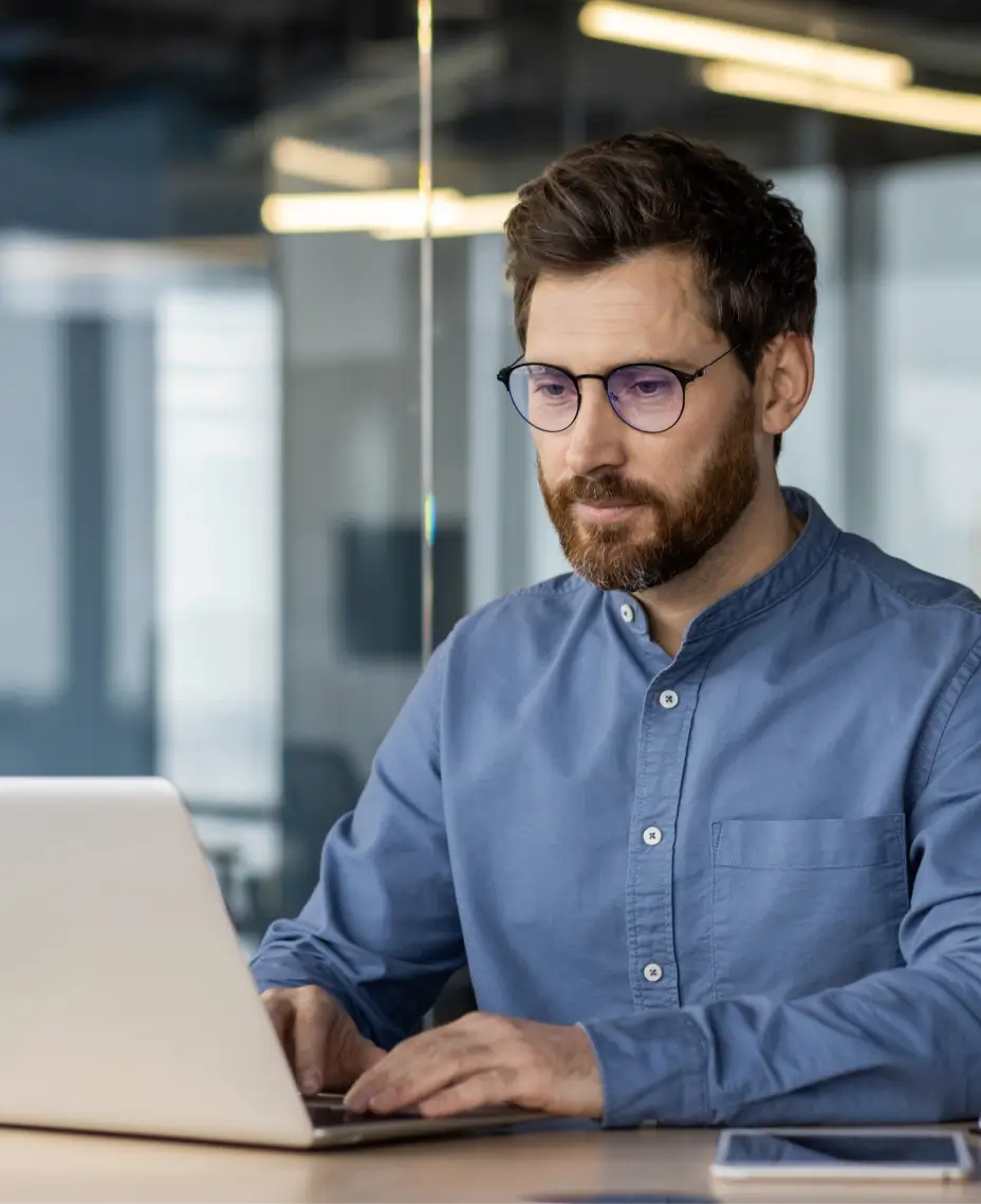 Person använder en bärbar dator.