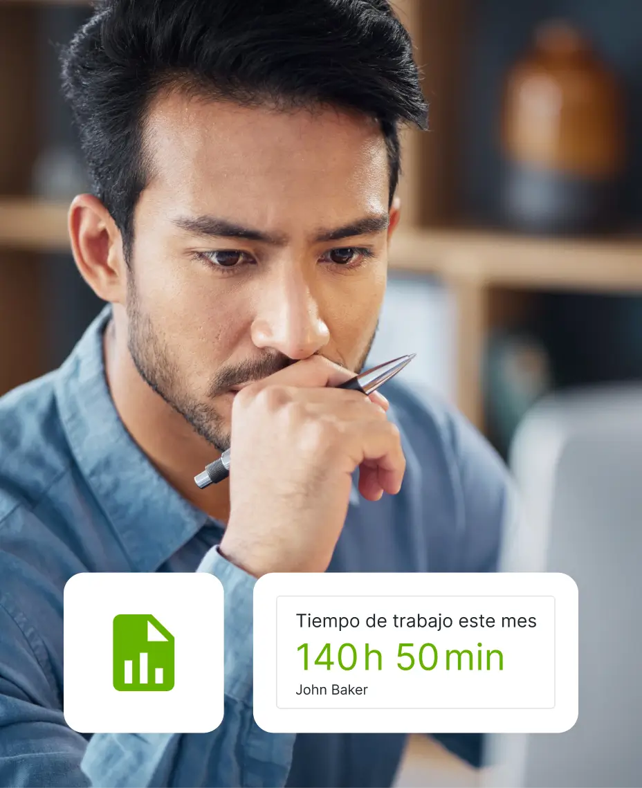 El gestor de flotas revisa las horas de trabajo de los conductores y los datos salariales calculados automáticamente a través de la plataforma de descarga remota de tacógrafos de Tachogram.