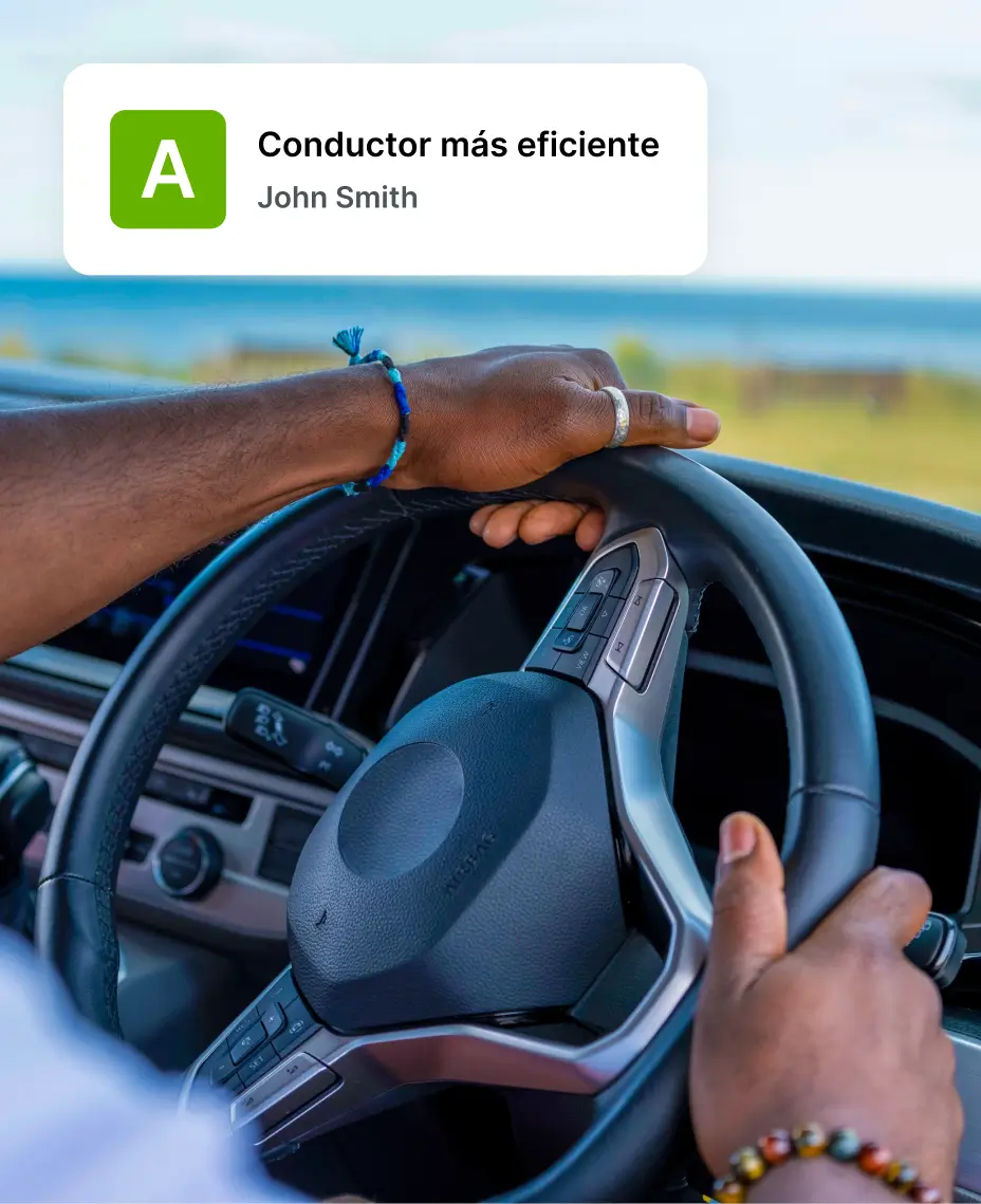 Panel de control web de Mapon que muestra datos detallados de monitoreo del comportamiento del conductor, incluyendo puntuaciones, eventos de conducción brusca y análisis de rendimiento.