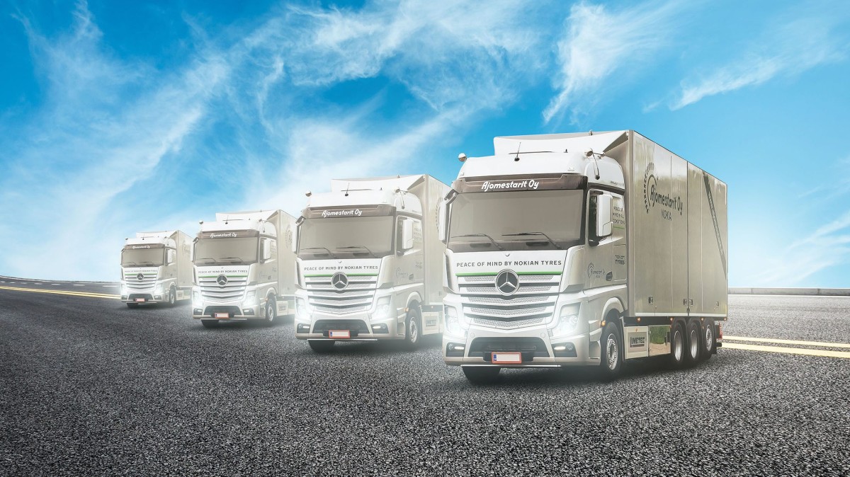 Ajomestarit kuorma-autot, joissa on Maponin paikannusjärjestelmä.