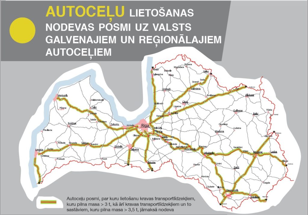Latvijas karte ar izceltiem valsts galveno un reģionālo autoceļu posmiem, par kuru izmantošanu tiek piemērota maksa kravas transportlīdzekļiem. Dzelteni un zaļi iezīmēti maksas ceļi, kas savieno galvenās pilsētas, tostarp Rīgu, Liepāju, Ventspili, Daugavpili, Jēkabpili, Rēzekni un Valmieru. Kartes apakšā sniegts paskaidrojums, ka nodevas attiecas uz transportlīdzekļiem, kuru pilna masa pārsniedz 3 tonnas, un transportlīdzekļu sastāviem, kuru pilna masa pārsniedz 3,5 tonnas.