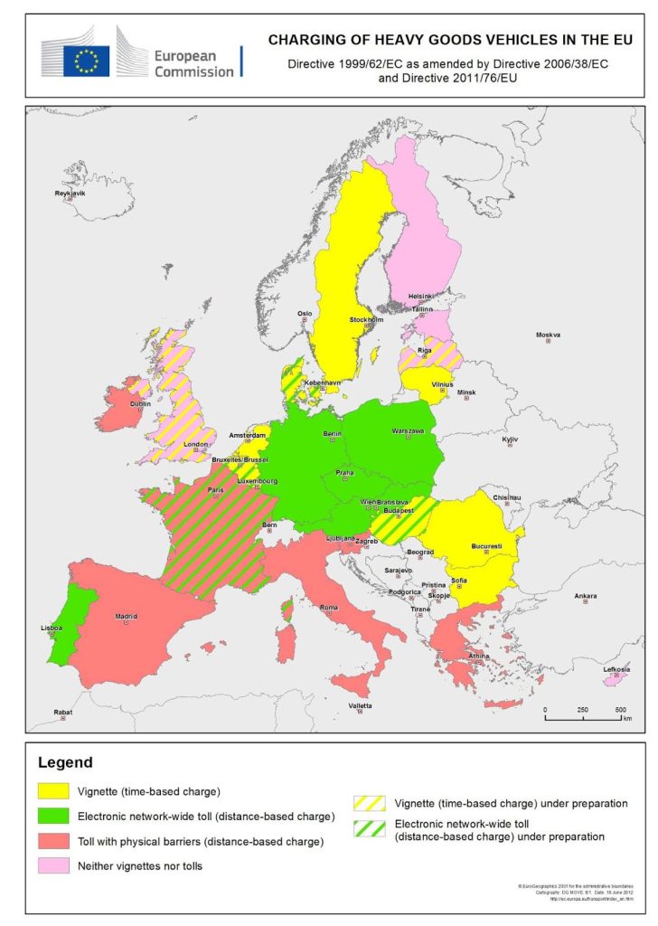 Eiropas karte ar valstu sadalījumu pēc maksas ceļu sistēmām kravas transportam. Valstis iekrāsotas atbilstoši to sistēmai: zaļa – elektroniska maksa atkarībā no nobrauktā attāluma, dzeltena – vinjete (laika bāzēta), rozā – maksas punkti ar barjerām, dzelteni svītraina – vinjete izstrādes stadijā, zaļi svītraina – elektroniskā sistēma izstrādes stadijā, pelēka – nav ne vinjetes, ne maksas. Vācija, Austrija un Čehija lieto elektroniskās sistēmas; Francija, Itālija un Spānija – maksas punktus; Zviedrija, Somija un Baltijas valstis – vinjetes.

