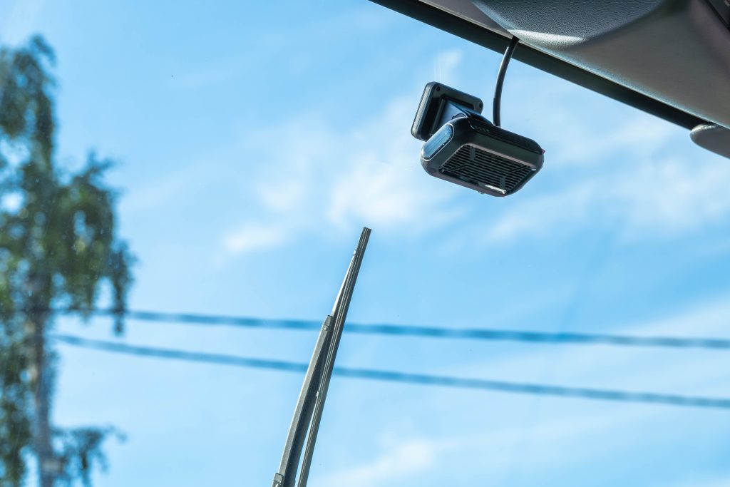 Autoparka kamera uzstādīta uz ielu tīrāmās mašīnas priekšējā stikla.