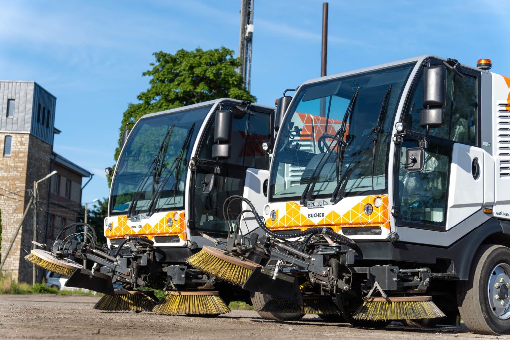 Bucher-fordon med installerade kameror står parkerade en solig dag.
