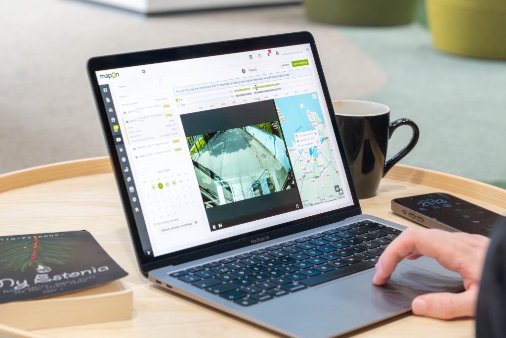 En person tittar på en videoinspelning från ett vagnparksfordon på en bärbar dator via Mapons webbplattform.