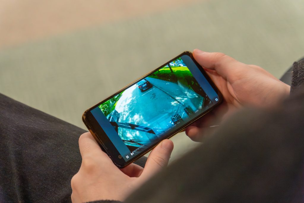 En kamerainspelning från ett vagnparksfordon spelas upp på en smartphone.