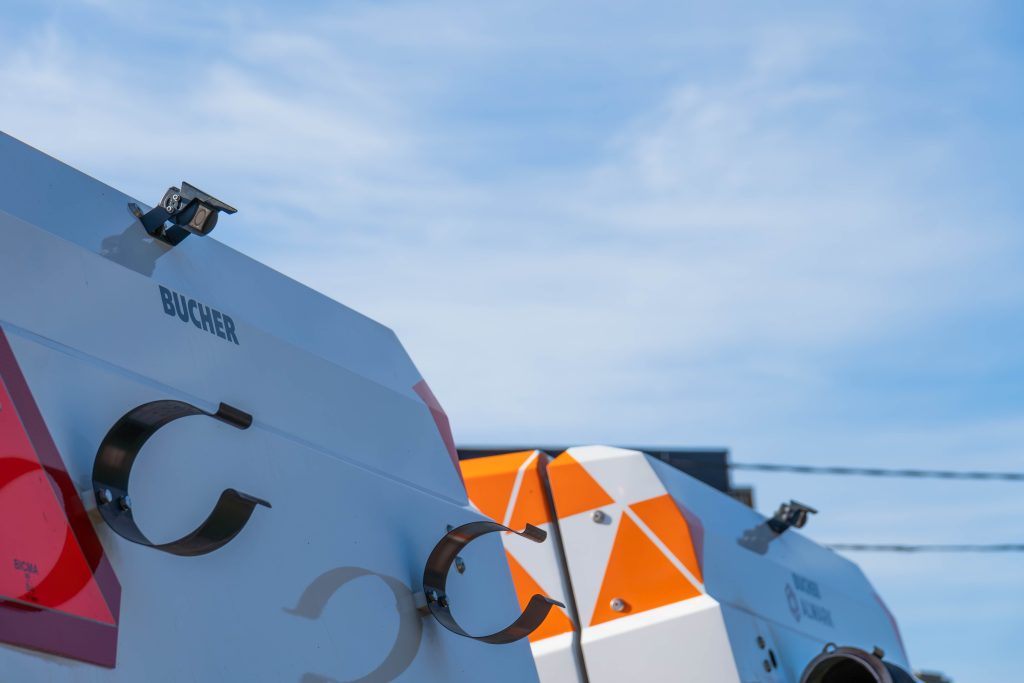 Baksidan av ett Bucher-fordon i vagnparken med en installerad backkamera.
