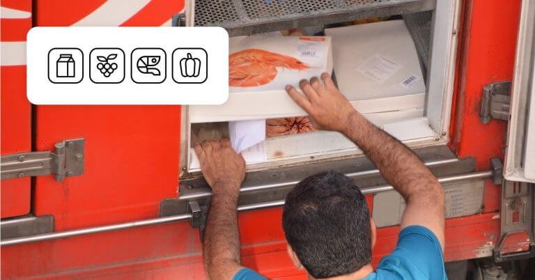 Ett foto av en person som arbetar inom kylkedjelogistik och lastar färska skaldjur i kylbilen.